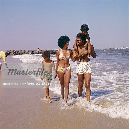 ANNÉES 1970 FAMILLE AFRICAN AMERICAN BEACH