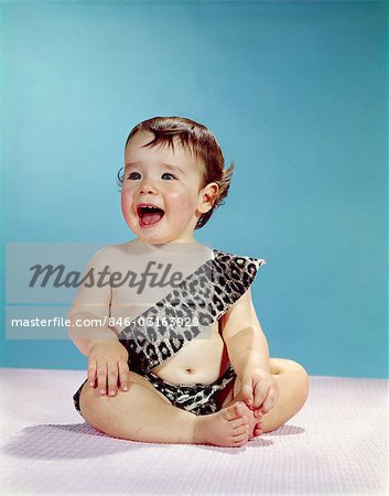 1960ER JAHRE LACHEN GLÜCKLICH BABY MUND WEIT OFFEN TRAGEN LEOPARD PRINT TARZAN HÖHLENMENSCH KOSTÜM