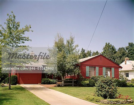 1960s RED RANCH STYLE SUBURBAN HOME HOUSE DRIVEWAY SINGLE CAR GARAGE SUMMER LANDSCAPE