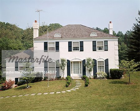 ANNÉES 1970 BLANC STUC DEUX HISTOIRE SUBURBAN MAISON HAUT DE GAMME