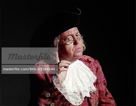 HOMME DU XVIIIE SIÈCLE COLONIAL COSTUME BEN FRANKLIN DONNANT CONSEILS AVERTISSEMENT GESTE PORTER LUNETTES TRICORNE HAT