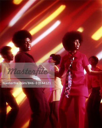 70ER JAHRE AFRO-AMERIKANER GRUPPE PAAR TANZEN FLASHING DISCO LIGHTS