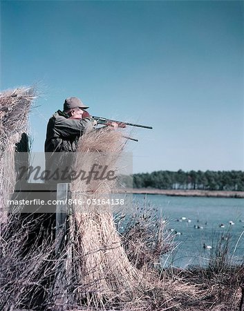 Tir Sportif Au Pigeon D'argile Et Au Pigeon D'argile Chasseur Avec Fusil De  Chasse à La Chasse Autunm