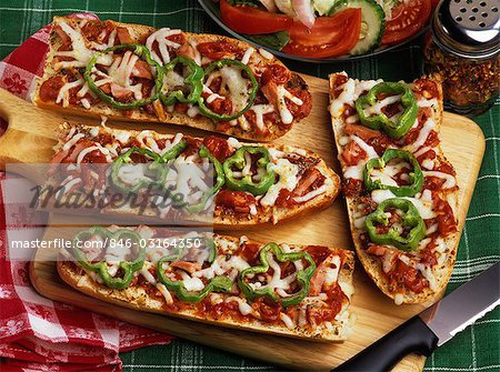 FRENCH BREAD PIZZA WITH GREEN PEPPER AND HAM