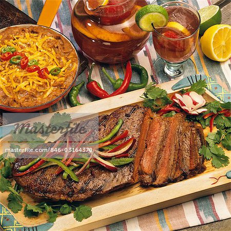 BARBECUE MEXICAIN GRILLÉ STEAK, HARICOTS FRITS ET SANGRIA