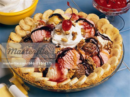 ICE CREAM PIE MIT GESCHNITTENEN BANANEN