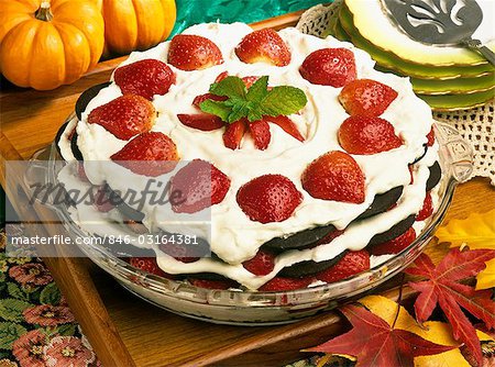 STRAWBERRY SHORTCAKE WITH CHOCOLATE WAFERS