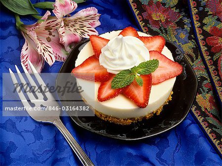 INDIVIDUAL SIZE STRAWBERRY CHEESECAKE WITH FORK