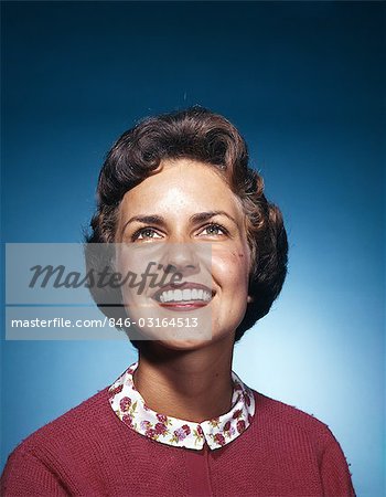 ANNÉES 1960 SOURIANT FEMME RECHERCHANT STUDIO