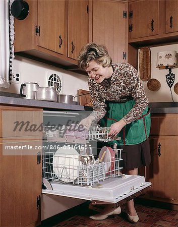 ANNÉES 1960 FEMME TABLIER LAVE-VAISSELLE MÉNAGERS CUISINE