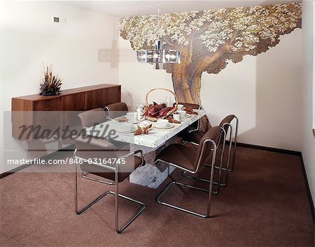 ANNÉES 1970 TABLE SALLE À MANGER, CHAISES DE MUR DÉCORATION MURALE D'ARBRE