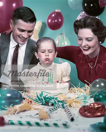 Annees 1950 Mere Pere Fille Soufflant Des Bougies Sur Gateau D Anniversaire Photographie De Stock Masterfile Rights Managed Artiste Classicstock Code 846