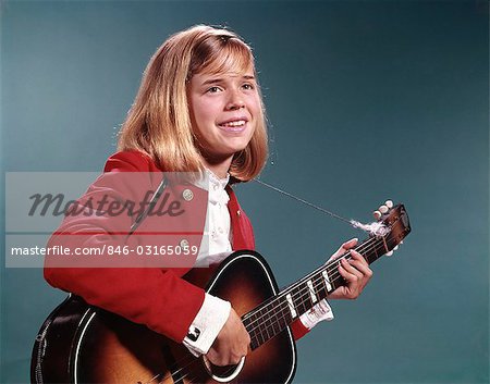 1960s SMILING BLOND TEENAGED GIRL PLAYING ACOUSTIC GUITAR