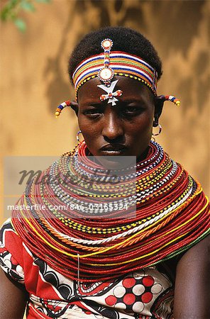 KENYA, AFRIQUE SAMBURU FEMME EN COSTUME TRADITIONNEL