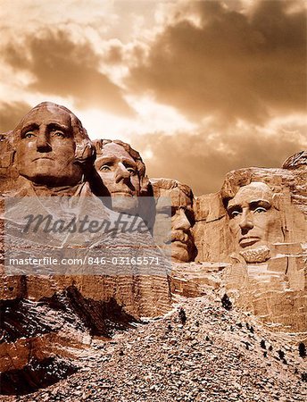 PRÄSIDENTEN DER 1970ER JAHRE VON MOUNT RUSHMORE NATIONAL PARK MIT GOLDENEN HIMMEL