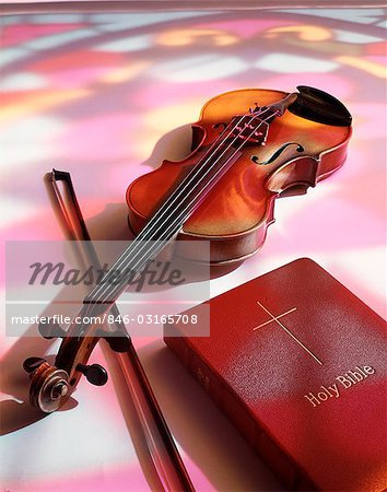 VIOLINE UND BIBEL SCHATTEN AUS BUNTGLAS