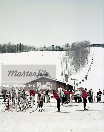 1950ER JAHRE SKIFAHRER AM ALPINE LIFT MOUNT MANSFIELD VERMONT MT