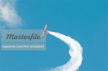 Avion en faisant des acrobaties aériennes au spectacle aérien, Olympia, Washington, USA