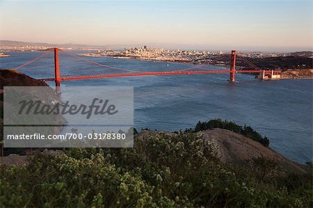 Blick auf San Francisco und die Golden Gate Bridge bei Sonnenuntergang von Marin Headlands, Marin County, Kalifornien, USA