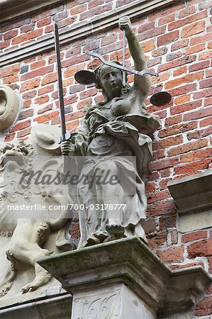 Skulptur der Waage der Gerechtigkeit, Hamburg, Deutschland