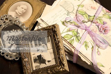 Vieilles lettres et photographies encadrées d'antiques Vieilles lettres et photographies encadrées d'antiques