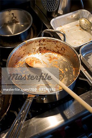 Casserole sur vieux poêle à gaz sale image libre de droit par