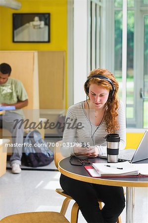 Frau studieren und anhören der MP3-Player