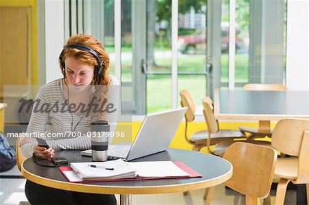 Femme étudiant et à l'écoute de MP3 Player