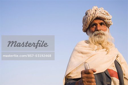 Homme tenant un bâton de marche et de pensée, Pushkar, Ajmer, Rajasthan, Inde