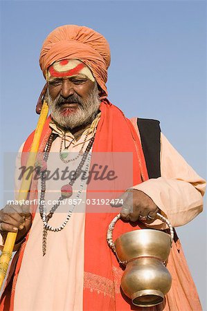 Nahaufnahme von einem Sadhu hält ein Kamandal, Pushkar, Rajasthan, Indien