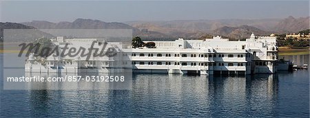 Palais dans un lac, Lake Palace, lac Pichola, Udaipur, Rajasthan, Inde