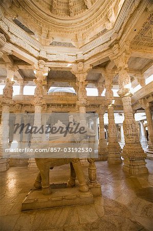 Animaux statue dans un temple, le Temple d'Adinath, Temple Jain, Ranakpur, District de Pali, Udaipur, Rajasthan, Inde