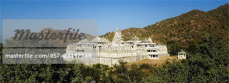 Vue d'angle faible d'un temple, le Temple d'Adinath, Temple Jain, Ranakpur, District de Pali, Udaipur, Rajasthan, Inde