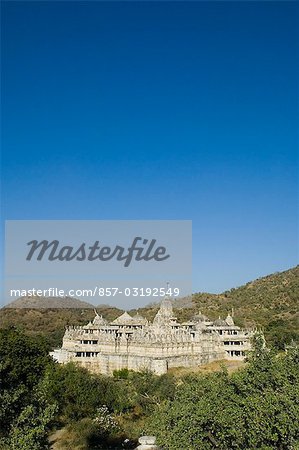 Temple sur une colline, le Temple d'Adinath, Temple Jain, Ranakpur, District de Pali, Udaipur, Rajasthan, Inde
