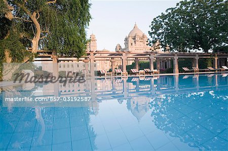 Réflexion d'un palais dans une piscine, Umaid Bhawan Palace, Jodhpur, Rajasthan, Inde