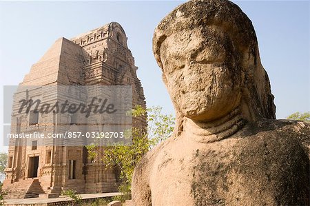 Statue mit Tempel im Hintergrund, Teli Ka Mandir, Gwalior, Madhya Pradesh, Indien