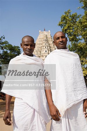 Deux sadhus devant un temple, le Temple de Virupaksha, Hampi, Karnataka, Inde