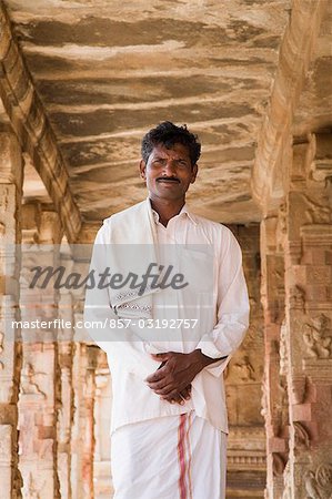 Homme debout dans un temple, Temple de Krishna, Hampi, Karnataka, Inde