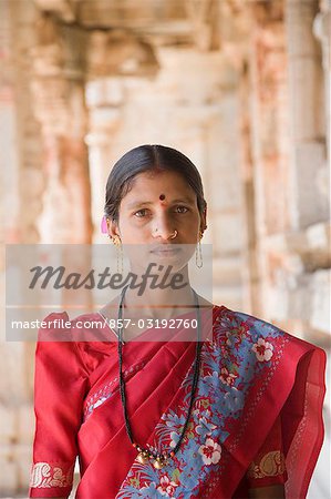 Frau stehend in einem Tempel, Krishna Tempel, Hampi, Karnataka, Indien