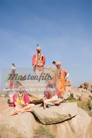 Cinq sadhus dans un rocher, Hampi, Karnataka, Inde