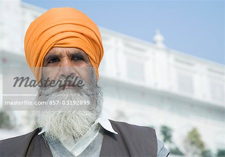 Gros plan d'un homme Sikh pensant, Amritsar, Punjab, Inde