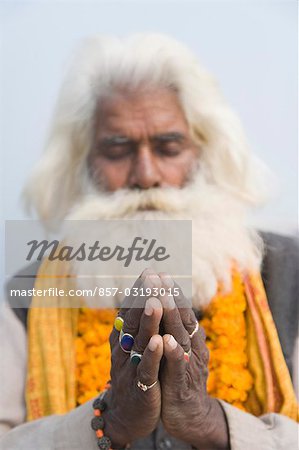 Nahaufnahme von einem Sadhu beten, Fluss Ganges, Varanasi, Uttar Pradesh, Indien