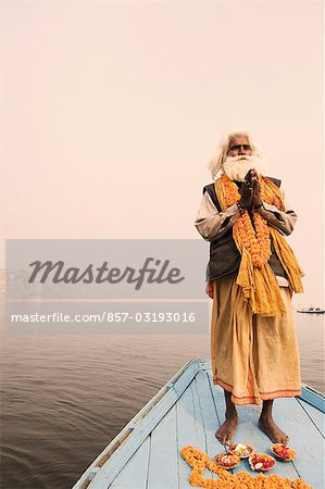 Sadhu debout sur un bateau et en priant, Gange, Varanasi, Uttar Pradesh, Inde