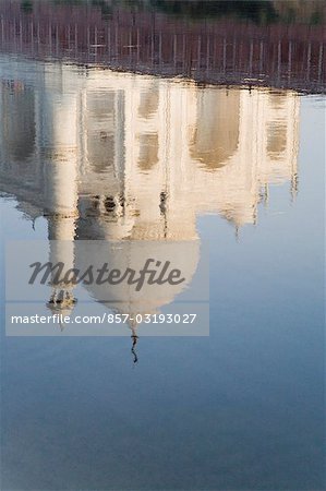 Réflexion d'un mausolée dans une rivière, Taj Mahal, la rivière Yamuna, Agra, Uttar Pradesh, Inde