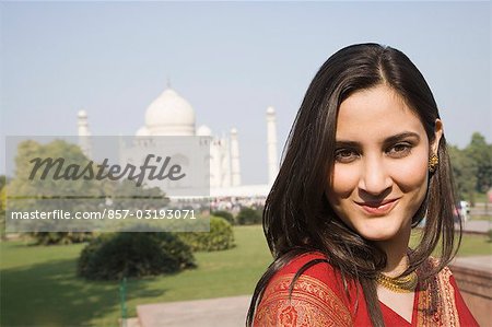 Portrait d'une femme souriante avec un mausolée dans le fond, Taj Mahal, Agra, Uttar Pradesh, Inde