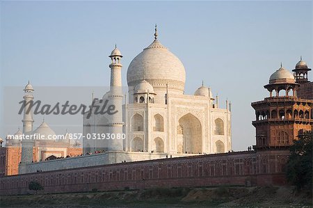 Low Angle View of ein Mausoleum und Moschee, Taj Mahal, Agra, Uttar Pradesh, Indien