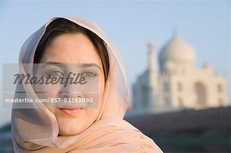 Femme avec un mausolée dans le fond, Taj Mahal, Agra, Uttar Pradesh, Inde