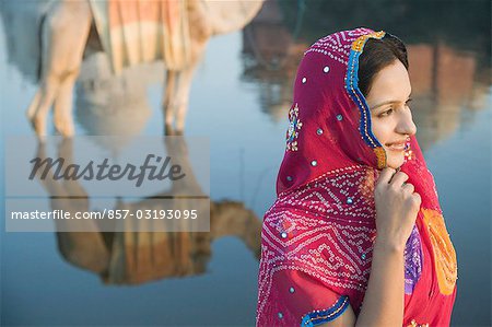 Femme avec la réflexion d'un chameau et un mausolée dans la rivière, Taj Mahal, la rivière Yamuna, Agra, Uttar Pradesh, Inde