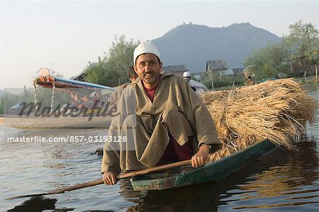 Homme qui vend des fourrages dans un bateau, lac Dal, Srinagar, Jammu And Kashmir, Inde