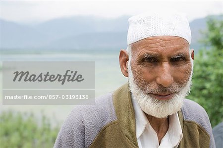 Portrait d'un homme avec un lac en arrière-plan, lac Wullar, Jammu And Kashmir, Inde